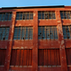Ventanas rotas en un hospital abandonado. Wikimedia Commons